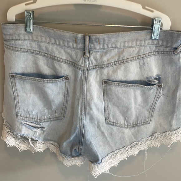 Free people jean shorts with lace rim - Picture 3 of 4